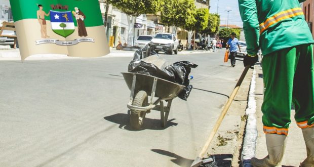 Homem realizando a limpeza da rua